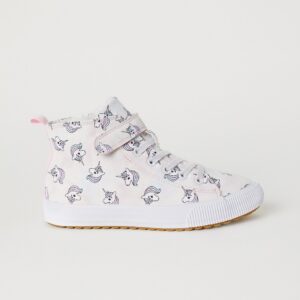 Basic Sneaker Pile BG - Image 1